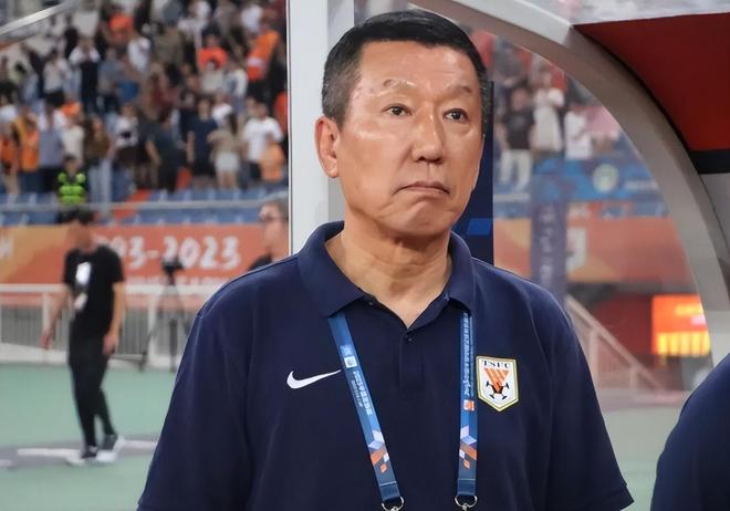 山东泰山全队奔赴上海客场，阿尔瓦罗复出集齐五外援，两大本土主力伤愈回归，唐田携谢文能出席发布会，主力门将王大雷继续缺阵
