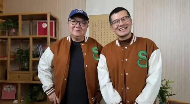 梁朝伟86岁母亲近照曝光,手戴巨钻满头黑发,为友人庆生还送礼物