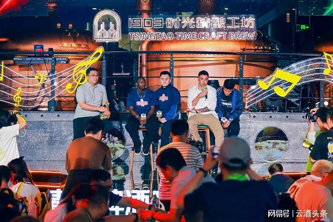 争议！重庆队出局后球迷爆发内讧：看台上激烈争吵+竖中指 险些动手