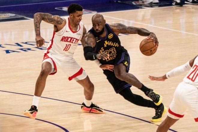62岁马云现身NBA中国赛！猛拍成龙大腿 与贝克汉姆蔡崇信热聊