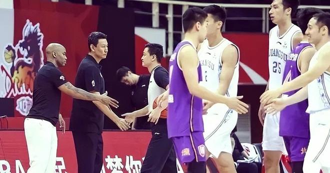 杨毅调侃郭艾伦这岁数随遇而安吧！后者：没打够打腻时候结束挺好