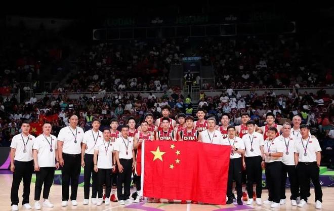 乔治38分创纪录带不动塔图姆，坎宁安22+4+8，活塞22分逆转绿军