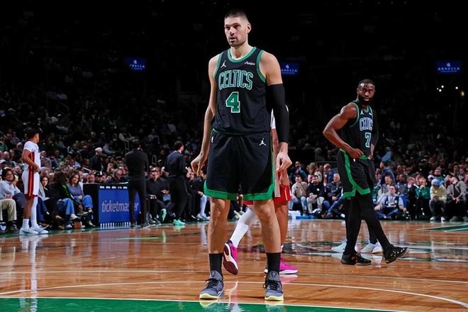 突发！福克斯取关马刺，字母哥交易倒计时，快船计划追求FMVP