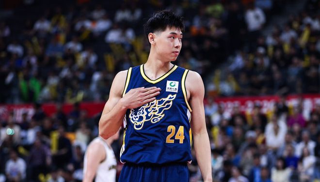 38岁刘亦菲抱小狗亮相七夕！整个娱乐圈都安静了，只知道她颜值高，却不知她还有一个好习惯