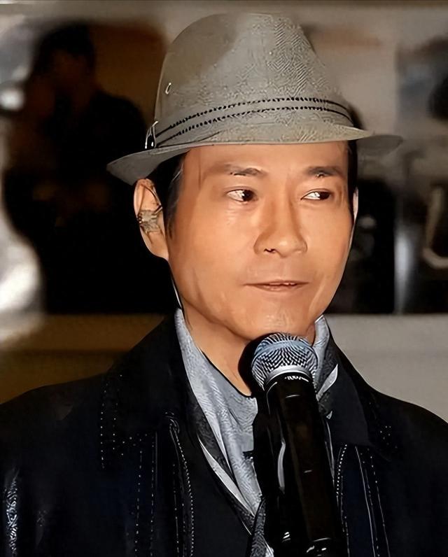 25岁男子与42岁已婚女子发展为情人，得知女方在丈夫处住宿后，要求其分居被拒，强行拖拽她跳下超13米高大桥致其受伤；被判11年3个月