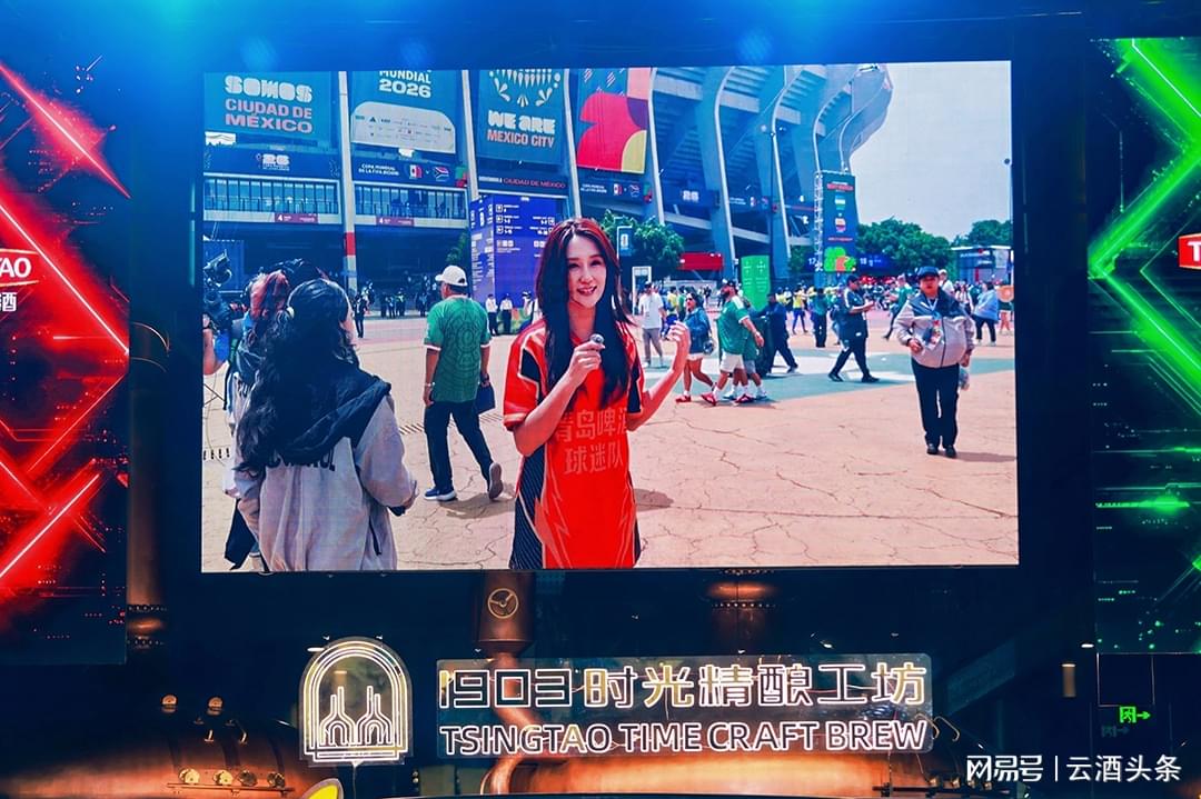 争议！重庆队出局后球迷爆发内讧：看台上激烈争吵+竖中指 险些动手