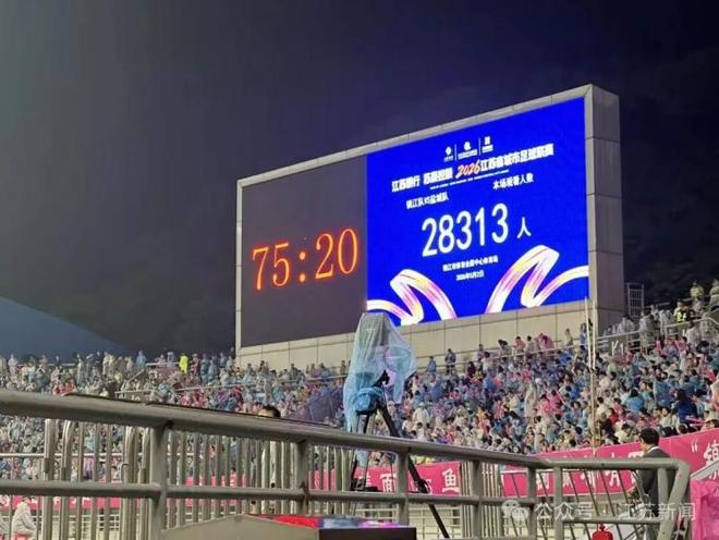 体坛冠军史上最大的败类！为捞钱共侍两夫，坑国民44亿后逃到美国