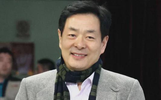 中国男篮媒体人的“双标”真相,太扎心了!