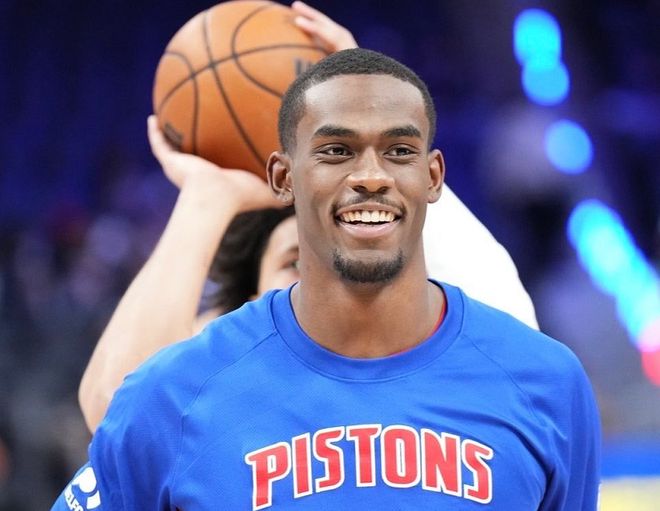 62岁马云现身NBA中国赛！猛拍成龙大腿 与贝克汉姆蔡崇信热聊