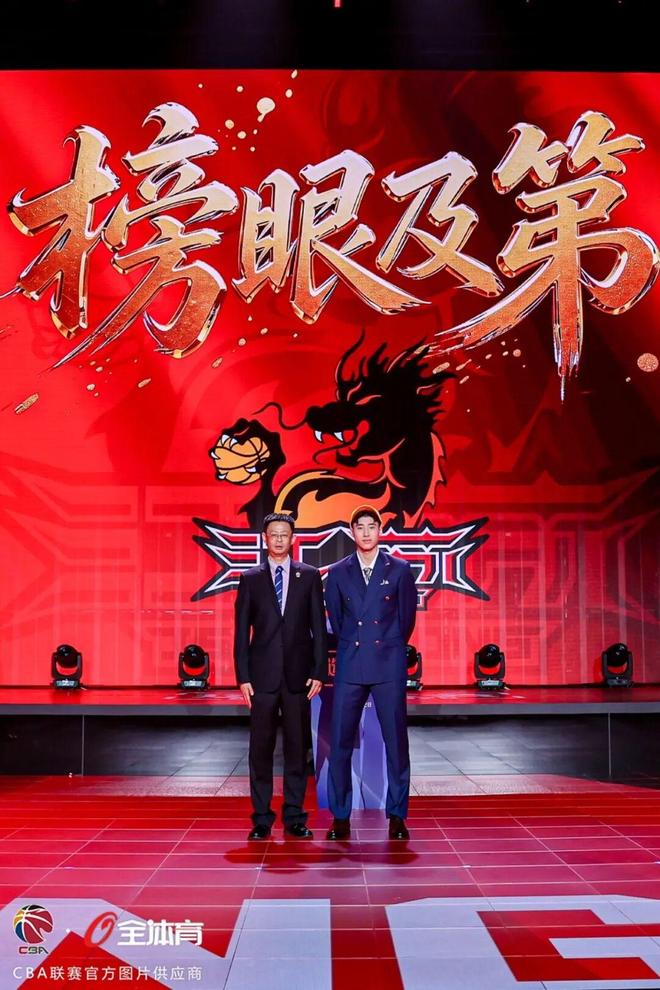贝林厄姆梅开二度扛着英格兰进四强，图赫尔赛后却甩出一句"全方位不满意"