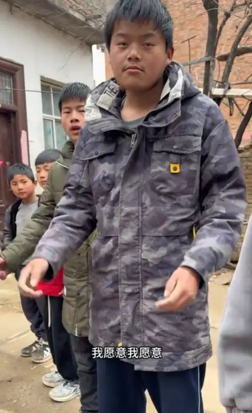 直击邵阳湘超“第二现场”：一场“体育+新媒体+夜经济”的跨界试验