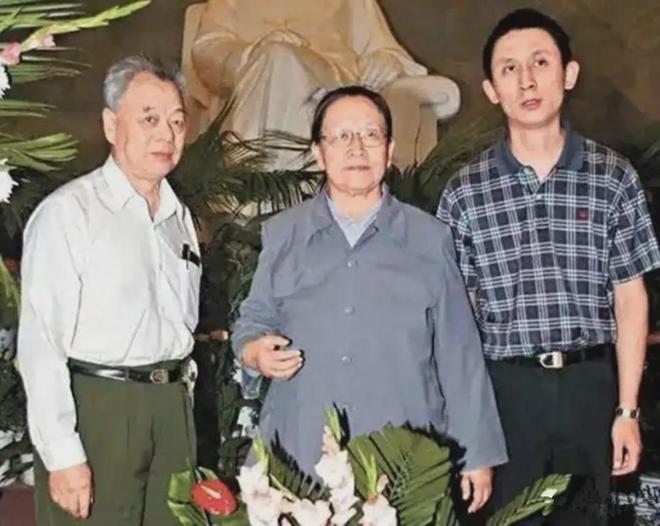 45岁满头银丝，却帅得一塌糊涂