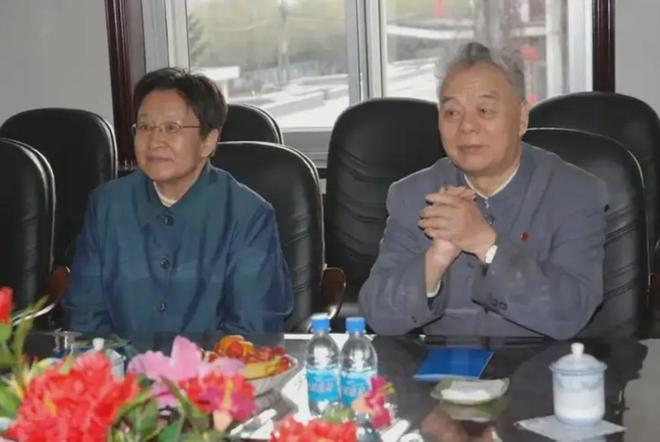 45岁满头银丝，却帅得一塌糊涂