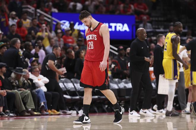 62岁马云现身NBA中国赛！猛拍成龙大腿 与贝克汉姆蔡崇信热聊