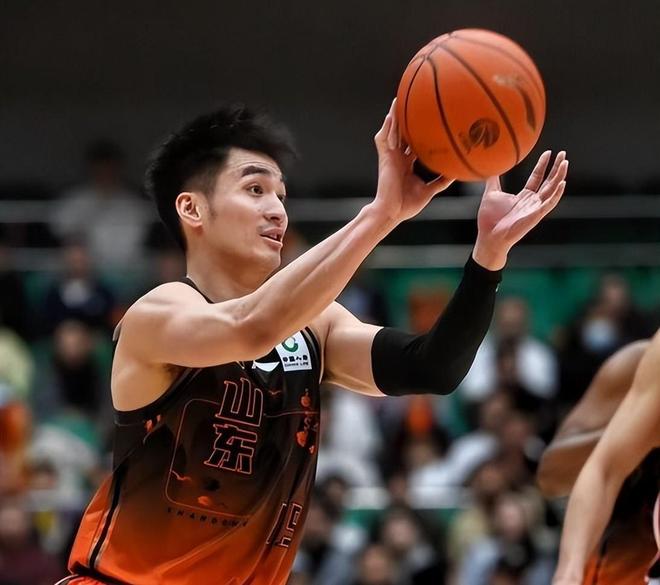 井柏然自曝剪头发需要经纪人和品牌方同意